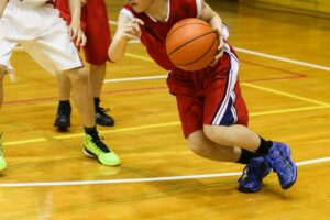 バスケットボールの試合でドリブルする選手