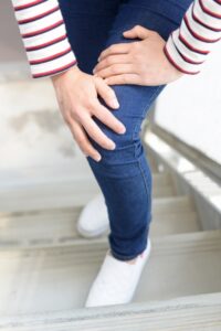 階段を下りるときに膝の痛みを感じる様子