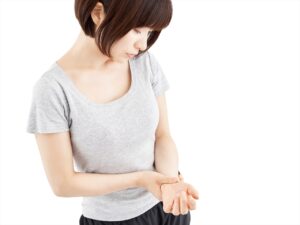 手首の痛みを感じる女性