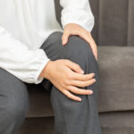 膝の痛みに悩む方のイメージ 平和台スポーツ接骨院・鍼灸院