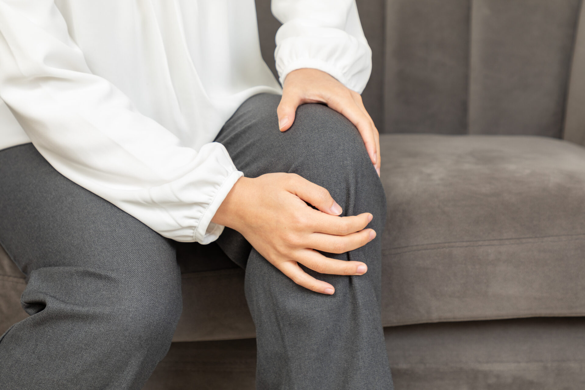 膝の痛みに悩む方のイメージ 平和台スポーツ接骨院・鍼灸院