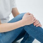 膝の痛みに悩む方のイメージ 平和台スポーツ接骨院・鍼灸院