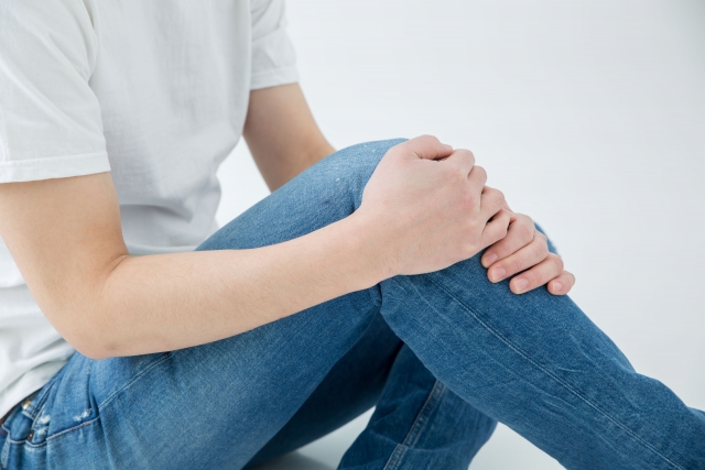 膝の痛みに悩む方のイメージ 平和台スポーツ接骨院・鍼灸院