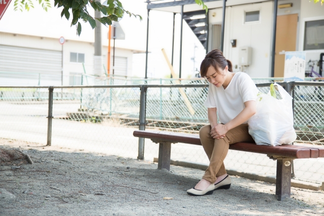 膝の痛みに悩む方のイメージ 平和台スポーツ接骨院・鍼灸院