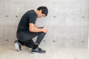 膝の痛みに悩む方のイメージ 平和台スポーツ接骨院・鍼灸院