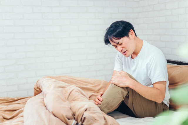 膝の痛みに悩む方のイメージ 平和台スポーツ接骨院・鍼灸院