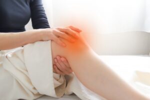 膝の痛みに悩む方のイメージ 平和台スポーツ接骨院・鍼灸院