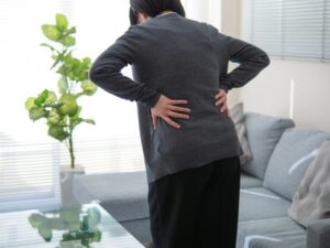 ぽっこりお腹や腰痛の原因?フラットバックの正しいストレッチ方法を整骨院が解説New!!
