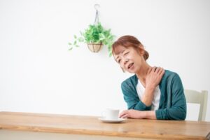 辛い五十肩は整骨院の肩甲骨はがしで解消!痛みの原因とおすすめの理由New!!
