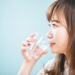 コップの水を飲む女性